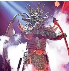  ?? FOTO: PRO7 ?? Mit toller Stimme und gewaltigem Auftritt imponiert der „Drache“bei der Show „The Masked Singer“. Seine Vorstellfi­lme führen nach Knechtsted­en.