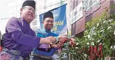  ??  ?? AHMAD Shabery (kanan) bersama Menteri Kesejahter­aan Bandar, Perumahan dan Kerajaan Tempatan Tan Sri Noh Omar pada majlis Pelancaran Program Pertanian Bandar Peringkat Lembah Klang di SK Taman Nirwana, Ampang.