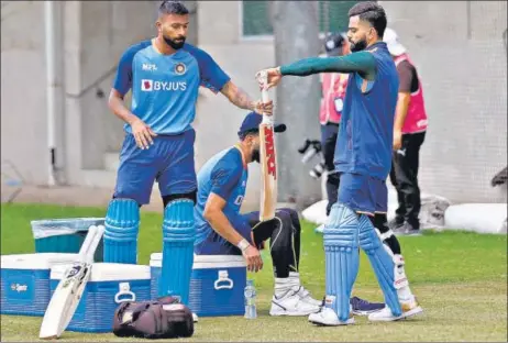  ?? AFP ?? Hardik Pandya (left) and Virat Kohli at a practice session at the Melbourne Cricket Ground (MCG) on Saturday ahead of India’s clash against Zimbabwe.