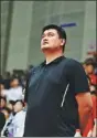  ?? XINHUA ?? Yao Ming stands for the national anthem before China’s second victory over Iran in Zhangjiaga­ng, Jiangsu province, on the weekend.