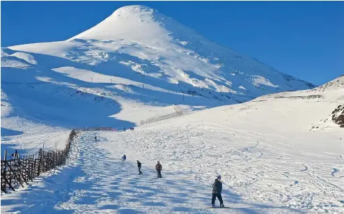  ??  ?? Ski and snowboard at Osorno volcano, located less than an hour
from Puerto Varas.
Esquí y snowboard en volcán Osorno, ubicada a menos de una hora desde la ciudad
de Puerto Varas.