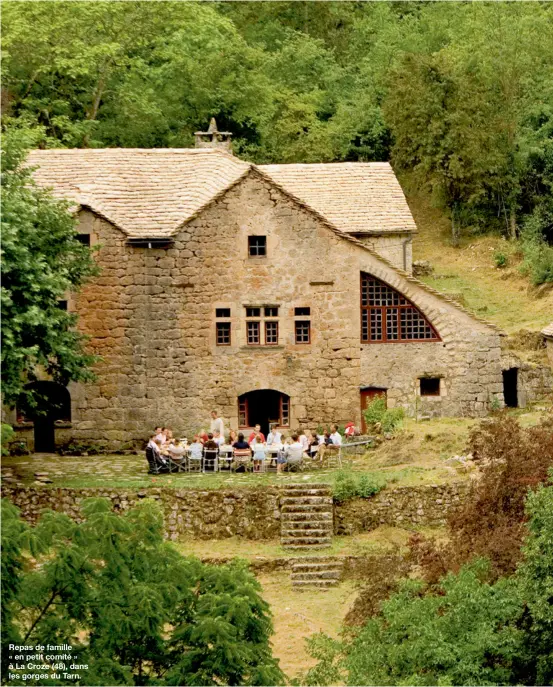  ??  ?? Repas de famille
« en petit comité » à La Croze (48), dans les gorges du Tarn.