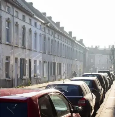  ?? FOTO BRECHT VAN MAELE ?? “Gezinnen in armoede kunnen zich wenden tot huisjesmel­kers, krotwoning­en of de straat”, schrijft Koen Trappenier­s.