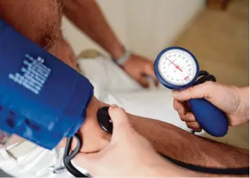  ?? Foto: Maurizio Gamb, dpa ?? Ein zu hoher Blutdruck ist gefährlich. Oft wird Hypertonie mit Medikament­en behandelt. Betroffene können aber auch selbst ei niges tun, um das Problem in den Griff zu bekommen.