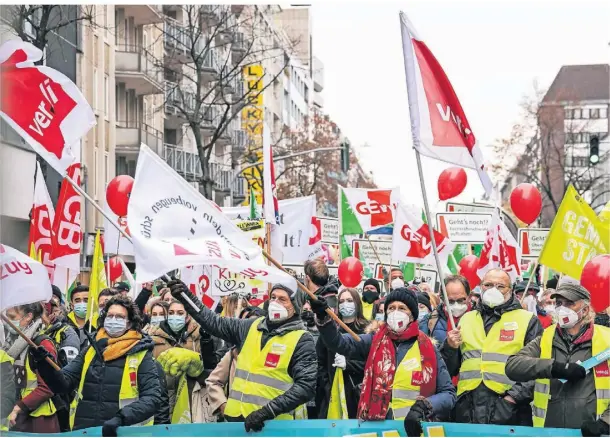  ?? FOTO: NICOLAJ ZOWNIR/IMAGO ?? Sollte es zu keiner Einigung im Tarifkonfl­ikt kommen, drohen auch in NRW erneut Streiks wie hier im Herbst 2021 in Düsseldorf.