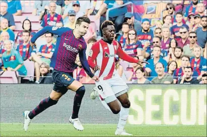  ?? MARTA PÉREZ / EFE ?? Gerard Piqué sujeta por el pantalón a Iñaki Williams, el sábado en el Camp Nou