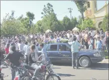  ??  ?? Una multitud acompañó el féretro de Óscar Carballar, cuyo crimen conmocionó Santaní, en 2013. (Archivo ABC)