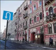  ?? AP/DMITRI LOVETSKY ?? People pass the U.S. Consulate in St. Petersburg, Russia, on Thursday after Russian officials announced it would close the facility and expel 60 American diplomats as well as order envoys from nearly two dozen other countries in retaliatio­n for their...