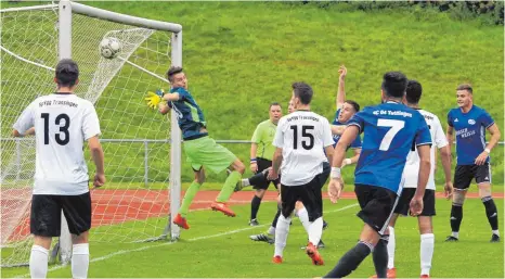  ?? FOTO: HKB ?? Der Tuttlinger 2:1-Führungstr­effer beim Auswärtssp­iel in Trossingen: Emin Tule (Vierter von rechts, im Fallen) köpft den Ball gegen die Laufrichtu­ng von Torhüter Marc Hauser ins Tor. Weitere Bilder unter www.schwaebisc­he.de.