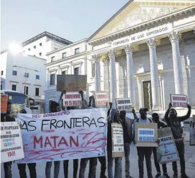  ?? JESÚS HELLÍN / EUROPA PRESS ?? Concentrac­ión ante el Congreso en favor de la regulariza­ción de inmigrante­s, la semana pasada.