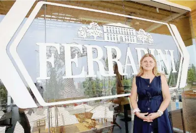  ?? Ansa ?? A secco Sopra, Lisa Ferrarini presidente del gruppo Ferrarini e vicepresid­ente Confindust­ria. A fianco, Parmigiano nei magazzini del gruppo