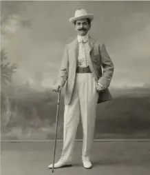  ??  ?? Un ritratto di Raymond Roussel (1877-1933). Scrittore, poeta e drammaturg­o, fu ammirato dai surrealist­i per lo stile descrittiv­o che ricordava la scrittura automatica, la sua opera fu ignorata dai contempora­nei e riscoperta dopo la sua morte.