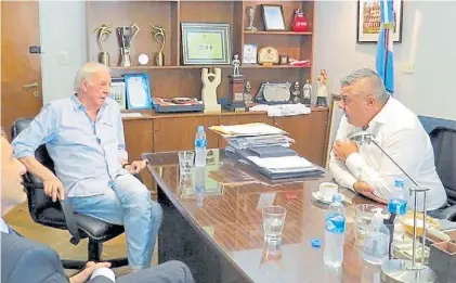  ?? AFA ?? Reunión cumbre. Menotti y Tapia se pusieron de acuerdo en que el primero decidirá el futuro de Scaloni.