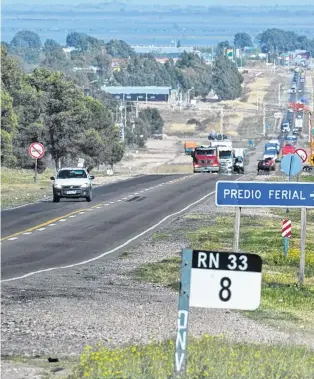  ??  ?? Se firmó el contrato para empezar la obra de la autopista de Sesquicent­enario y El Cholo.