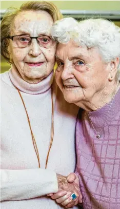  ?? Foto: Patty Varasano ?? Maria Herbst (links) und Hildegard Rüb vor wenigen Tagen bei ihrem Wiedersehe­n in einem Seniorenhe­im in Würzburg.