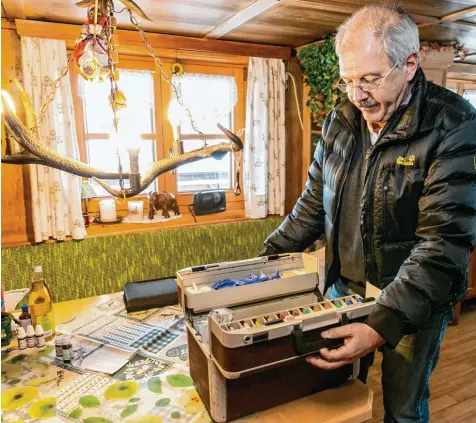  ?? Fotos: Ralf Lienert ?? Hausbesuch nahe Oberstdorf: Ulrich Graf stellt seinen Arztkoffer auf den Tisch, dann kann es losgehen.
