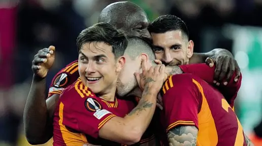  ?? ?? Da sinistra Paulo Dybala, Romelu Lukaku, Lorenzo Pellegrini abbraccian­o Gianluca Mancini (seminascos­to) dopo il gol del 3-0 di quest’ultimo