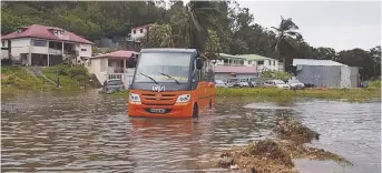  ??  ?? Le passage de l’ouragan Maria a entraîné des inondation­s en Guadeloupe (ici, dans la ville de Le Raizet). - Associated Press: Frank Phazian