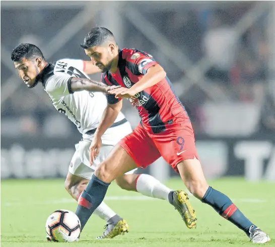  ?? Gustavo Garello / ap ?? el capitán blandi controla la pelota; san lorenzo ganó los tres partidos de local sin recibir goles