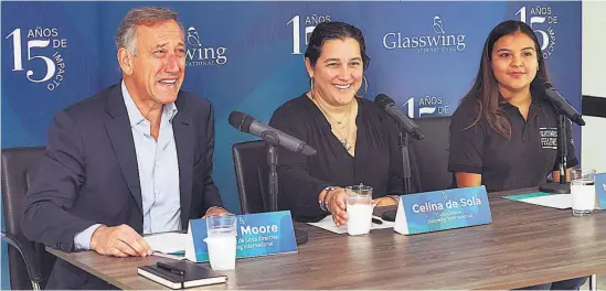  ?? ?? Festejo. El aniversari­o fue celebrado ayer por dirigentes y beneficiar­ios de Glasswing. De izq. a der.: John Moore, Celina de Sola y Nayeli Santos.