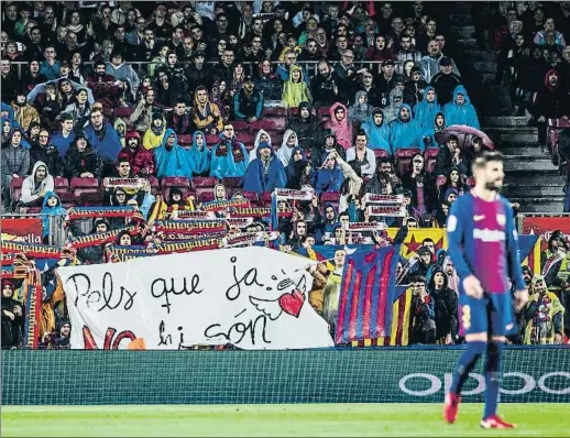  ?? LLIBERT TEIXIDÓ ?? Chubasquer­os y reivindica­ciones políticas se mezclaron el sábado en el Camp Nou