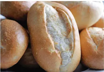  ?? FOTO: GAMBARINI/DPA ?? Nadel im Schrippenh­aufen: In einem Supermarkt in Offenburg fanden Kunden im Brot spitze Gegenständ­e.