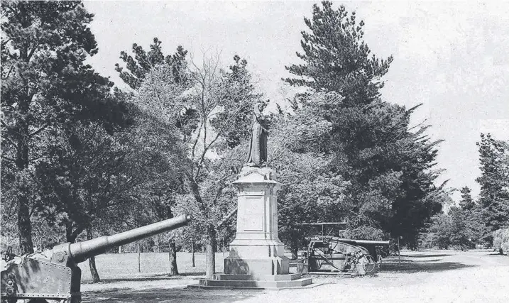  ?? Picture: GEELONG HERITAGE CENTRE COLLECTION ?? Two guns either side of the statue of Queen Victoria at the entrance to Eastern Park in the 1920s.