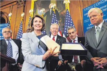  ?? FOTO: IMAGO ?? Nancy Pelosi, Sprecherin der US-Demokraten im Repräsenta­ntenhaus, bei der Präsentati­on des Rettungspa­kets für amerikanis­chen Banken: „Uncle Sam“rettet die Zocker und kümmert sich nicht um „Joe Sixpack“.