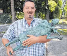  ?? FOTO: THOMAS WARNACK ?? Bauhofchef Roger Fischer mit der Skulptur „Das Mädchen mit der Pappgeige“, das Ende Juli im Park vor der Jugendmusi­kschule vom Sockel gerissen und geklaut worden war.