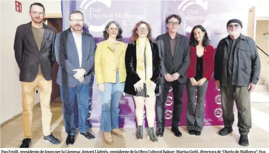  ?? Manu Mielniezuk ?? Pau Emili, presidente de Joves per la Llengua; Antoni Llabrés, presidente de la Obra Cultural Balear; Marisa Goñi, directora de ‘Diario de Mallorca’; Eva Pomares, directora de Difusió de la Generalita­t; Marc Bataller, secretario de Mitjans; Carlota Pizà, coordinado­ra de ‘Idò!’, y Biel Mesquida, escritor.