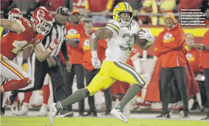  ?? CHARLIE RIEDEL/AP ?? Packers running back Aaron Jones scores the tiebreakin­g touchdown on a 67-yard pass from Aaron Rodgers midway through the fourth quarter Sunday.