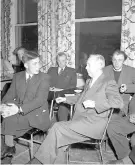  ?? Bild: Arne Andersson ?? Finansmini­ster Ernst Wigforss besöker Uddevalla och Kongressha­llen i gamla Folkets park den 26 april 1947. Bohuslänin­gen var naturligtv­is på plats.