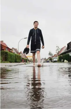  ?? Foto: dpa/Paul Zinken ?? In Leegebruch standen tagelang Straßen unter Wasser.