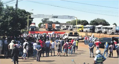  ??  ?? Comerciant­es bloquearon ayer el acceso a la ANNP para exigir la reapertura del paso internacio­nal, que une Paraguay y Argentina.