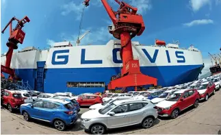  ?? Cnsphoto ?? 26 de mayo de 2018. Un grupo de automóvile­s chinos a punto de ser embarcados para Chile en el puerto de Lianyungan­g, provincia de Jiangsu.