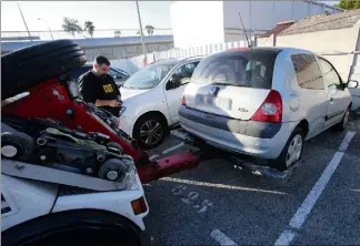  ??  ?? Conséquenc­e de la fermeture des centres d’enfouissem­ent des déchets dans les Bouches-du-Rhônoe, deux des sites de la fourrière de Nice sont saturés. Le troisième, route de Grenoble (notre photo), est en passe de l’être.