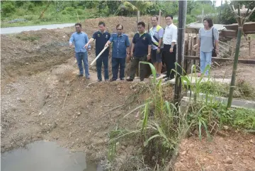  ??  ?? Jamit (third left) reminds that the proposed storm drain must be constructe­d properly to make sure there is no more stagnant water in the stream.