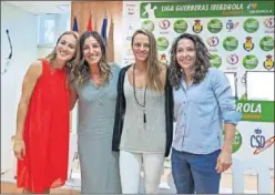  ??  ?? CAMPEONES. María Ruiz (fútbol), Eli Pinedo (balonmano), Jennifer Pareja (waterpolo) y Laura del Río (fútbol) estuvieron en el acto.