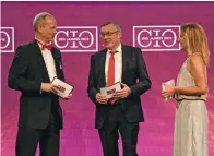  ??  ?? Ein eingespiel­tes Trio: Katrin Müller-Hohenstein vom ZDF führte gemeinsam mit CIO-Herausgebe­r Horst Ellermann (li.) und Heinrich Vaske, Editorial Director von COMPUTERWO­CHE und CIO-Magazin, durch den Abend.