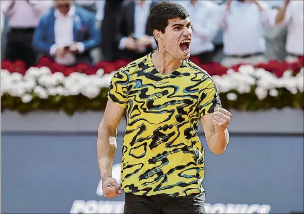  ?? FOTO: EFE ?? Carlos Alcaraz celebra la victoria sobre Karen Khachanov en cuartos de final del
Masters 1.000 ATP Mutua Madrid Open, en un partido muy disputado que rozó la disputa de un tercer set