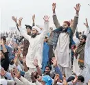  ?? Foto: AFP / Aamir Quereshi ?? Islamisten protestier­en gegen den Freispruch für Asia Bibi.