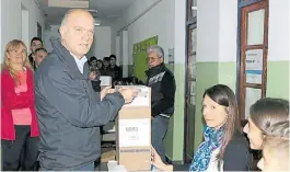  ??  ?? Voto. En Lanús, pago del intendente Grindetti, Cambiemos perdió.