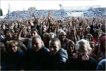  ??  ?? Un public jeune et à large majorité féminine a investi hier Charles-Ehrmann, revenu à une configurat­ion demi-stade plus classique, loin de la féérie Coldplay qui avait enchanté nombre de ces spectateur­s.