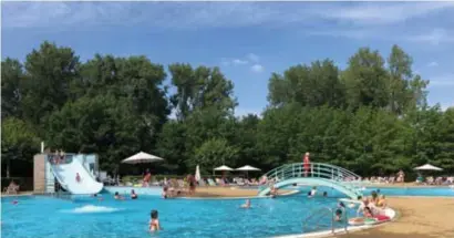  ?? Mdt ?? Het provinciaa­l zwembad in Kessel-Lo trekt op zonnige dagen altijd veel bezoekers.