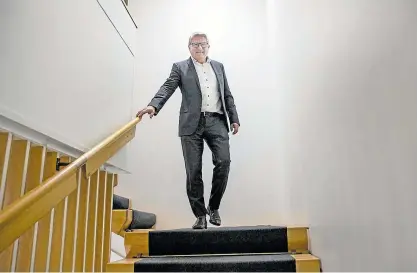  ?? FOTO: LINA ENLUND ?? Berndt-Johan Lundström har under 41 år sett en stor utveckling inom Ekenäs Sparbank. Nu går han ut i pensionärs­livet.