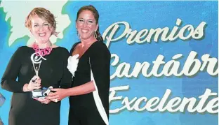  ??  ?? Carmen Rodriguez recibió el premio de manos de Pilar Rodríguez