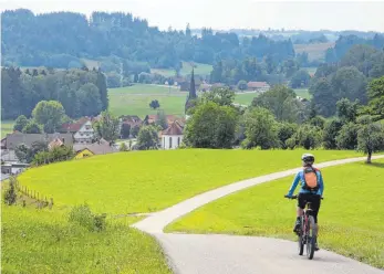  ?? FOTO: CHRISTIANE PÖTSCH-RITTER ?? Bei der Tour durch die sanft hügelige Westallgäu­er Landschaft, wie hier bei Gestratz, geht es gefühlt mehr bergab als bergauf.