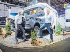  ?? FOTO: ROLF VENNENBERN­D/DPA ?? Martin Brandt (links), Chef der Erwin Hymer Group, und Bob Martin, Präsident von Thor Industries, während des Caravan Salons 2019 in Düsseldorf.