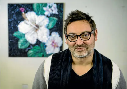  ?? PHOTO: GRANT MATTHEW/FAIRFAX NZ ?? Glitter puts a sparkle in Reuben Paterson’s eye as he preps a floral piece for a fundraisin­g auction for Women’s Refuge.