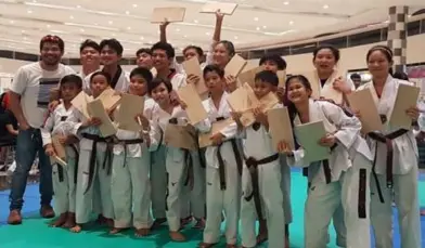  ??  ?? HANAH Taekwondo Jins showing their achievemen­ts